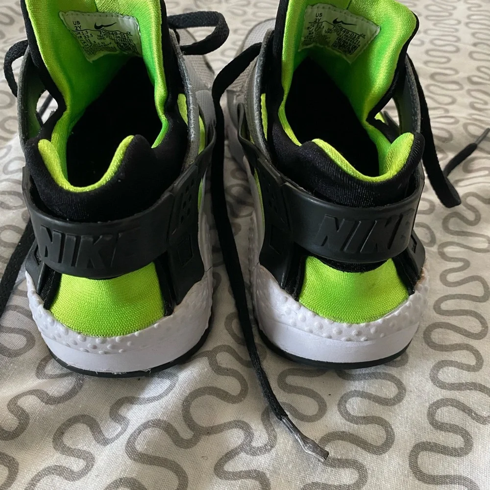 Boys Nike sneakers - Picture 8 of 11